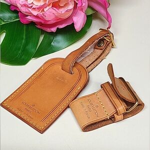 LV Luggage Tag and Poignet 2 Piece Set. Vechetta. Authentic.